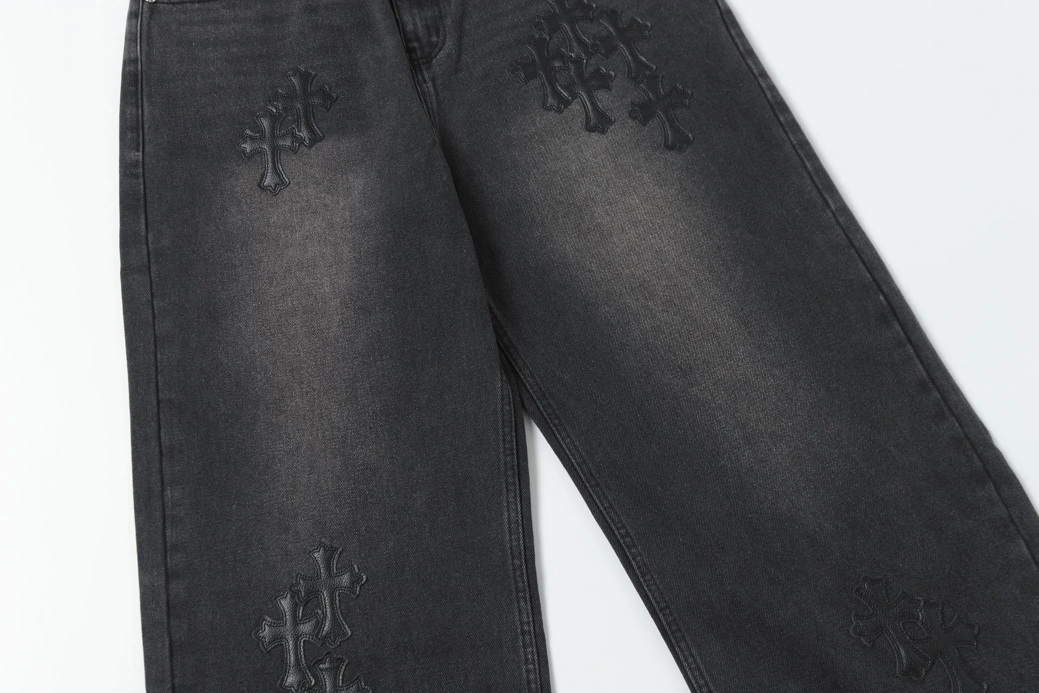 KE302 P270 The only correct leather label version on the market Chrome Hearts CH Heavy-duty washed distressed wide-leg jeans Top ceiling quality 100% correct version The correct version is here!  Believe me this must be the best quality you will ever come across! ! Excellent value for money! !  Styles with different washes and textures are very friendly to people with thin legs and thick legs. The straight version is very flattering to the shape of the legs. The moderate length is timeless and easy to match. It is the basis of various styles and a must-have in the wardrobe! ! Add a little stacking to make the atmosphere easy to control. The fabric is stiff but the upper body is soft without losing texture. The sides and cuffs of some styles have a bone-wash effect. It’s really hard not to love it!  ✅Correctly customize the Croxin metal leather label on the back panel. It is definitely not sold directly with the cross on the finished jeans. 1:1 copying strives for excellence and the details are perfectly grasped. ✅The cross leather label is clear and smooth. Exquisite turning top craftsmanship. ✅Buttons, zippers and hardware are all customized versions of the Croxin LOGO. ✅High-cost washing process. Size: 28 30 32 34 36